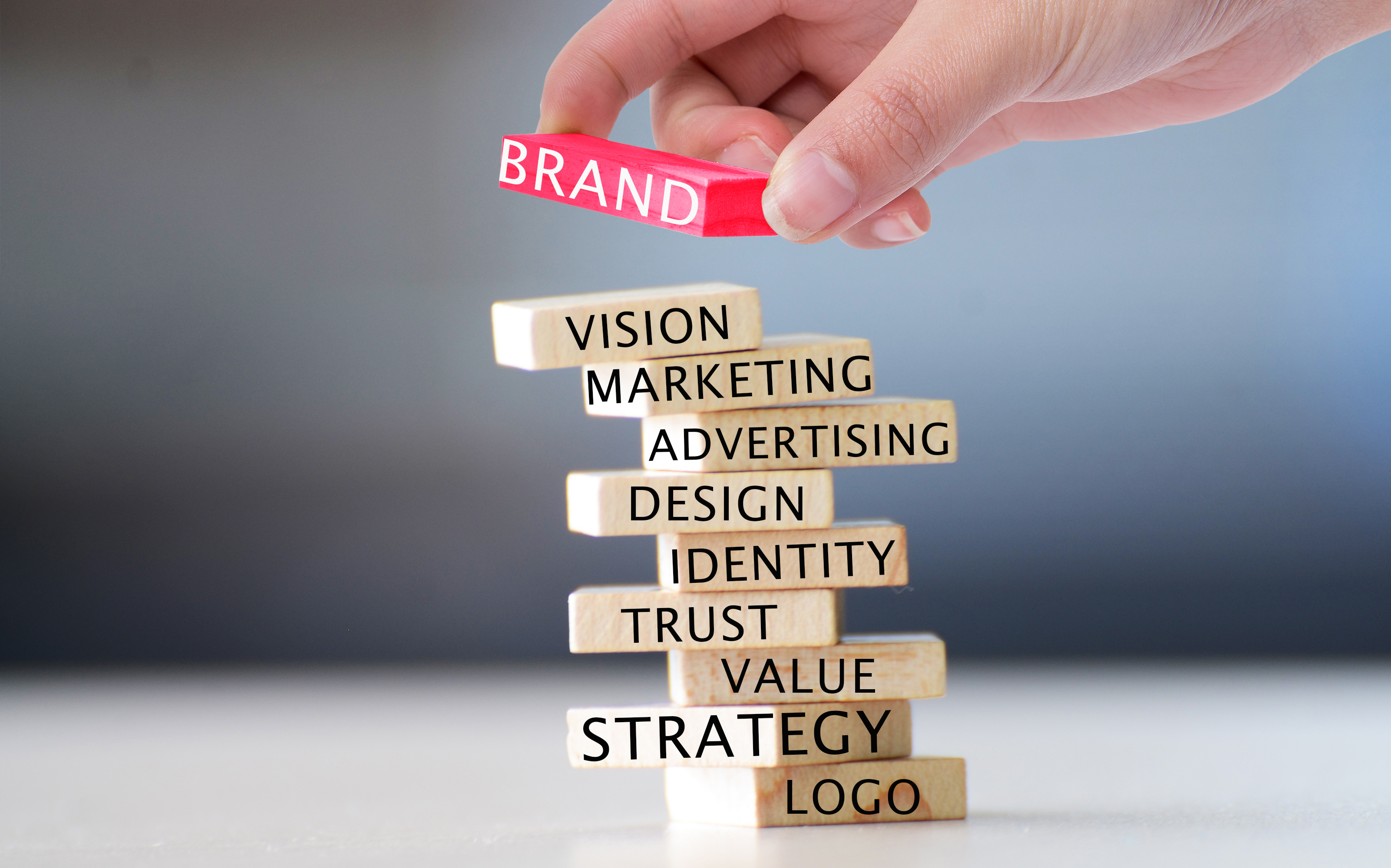 攝圖網(wǎng)_500535144_手拿木塊BRAND高清圖下載（企業(yè)商用）.jpg